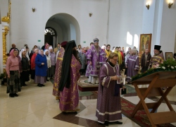 В праздник Воздвижения Креста Господня в Никольском соборе Искитима состоялась Божественная литургия