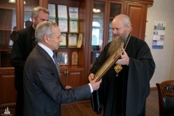 Управляющий Искитимской епархией наградил министра строительства Новосибирской области во внимание к помощи Искитимской епархии
