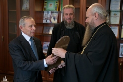 Управляющий Искитимской епархией наградил министра строительства Новосибирской области во внимание к помощи Искитимской епархии