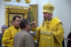 В день памяти святителя Николая Чудотворца Преосвященнейший епископ Лука совершил Литургию в Никольском кафедральном соборе