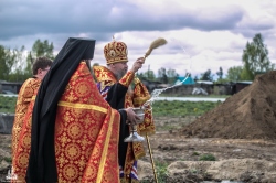 Епископ Лука совершил закладку храма в деревне Ургун Искитимского района