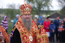Епископ Лука совершил закладку храма в деревне Ургун Искитимского района