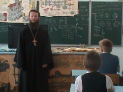 На празднике Последнего звонка в школе поселка Карасево иерей Андрей Крашенников провел лекцию «Человек и личность»