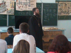 На празднике Последнего звонка в школе поселка Карасево иерей Андрей Крашенников провел лекцию «Человек и личность»
