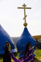 Освящение куполов и крестов строящегося храма в честь святого равноапостольного князя Владимира в селе Серебренниково