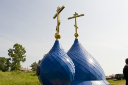 Освящение куполов и крестов строящегося храма в честь святого равноапостольного князя Владимира в селе Серебренниково