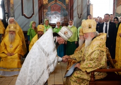 Епископ Лука сослужил Святейшему Патриарху Кириллу в праздник Происхождения (изнесения) Честных Древ Животворящего Креста Господня