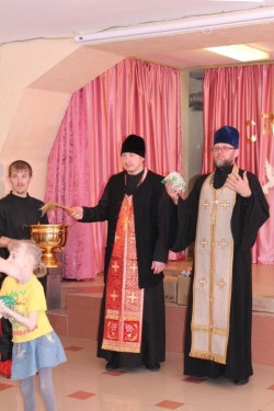 Протоиерей Евгений Зверев и иерей Димитрий Ротов посетили Ояшинский детский дом-интернат