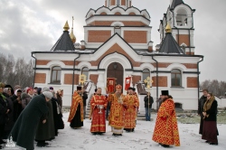 В день памяти священномучеников Николая и Иннокентия, пресвитеров Новосибирских в Искитиме состоялась Божественная литургия