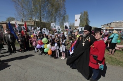 Более ста жителей села Ташара Мошковского района приняли участие в шествии «Бессмертного полка»