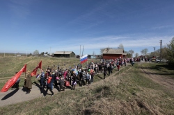 Более ста жителей села Ташара Мошковского района приняли участие в шествии «Бессмертного полка»