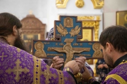 В праздник Воздвижения Креста Господня епископ Лука совершил богослужения в Никольском кафедральном соборе