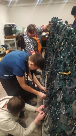 Маскировочные сети для участников спецоперации плетут в Болотнинском районе