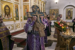 В канун Недели Крестопоклонной Преосвященнейший епископ Лука совершил всенощное бдение с чином выноса Креста в Никольском кафедральном соборе