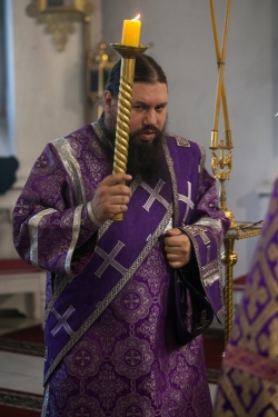 В канун Недели Крестопоклонной Преосвященнейший епископ Лука совершил всенощное бдение с чином выноса Креста в Никольском кафедральном соборе