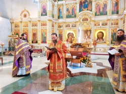 В Медовый Спас епископ Искитимский и Черепановский Леонид совершил божественную литургию, а затем водосвятный молебен с освящением мёда