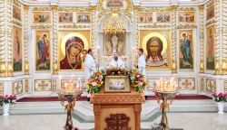 В Яблочный Спас епископ Искитимский и Черепановский Леонид совершил Божественную литургию в Никольском кафедральном соборе