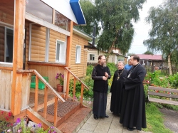 В праздник Успения Пресвятой Богородицы епископ Леонид совершил литургию в поселке Бердь