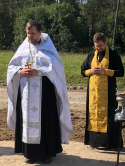 3 сентября на въезде в село Мосты Искитимского района освящен поклонный крест