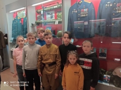 Для учащихся воскресной школы прихода Живоносный источник микрорайона Ложок организовали экскурсию в музей боевой славы Сибирского военного округа 