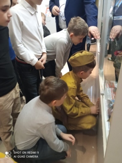 Для учащихся воскресной школы прихода Живоносный источник микрорайона Ложок организовали экскурсию в музей боевой славы Сибирского военного округа 
