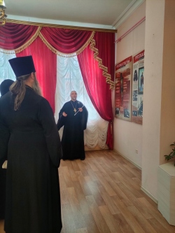 В Колыванском краеведческом музее открылась выставка «Русская Голгофа» 