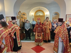 Епископ Леонид совершил Божественную литургию в храме в честь Новомучеников и Исповедников Российских